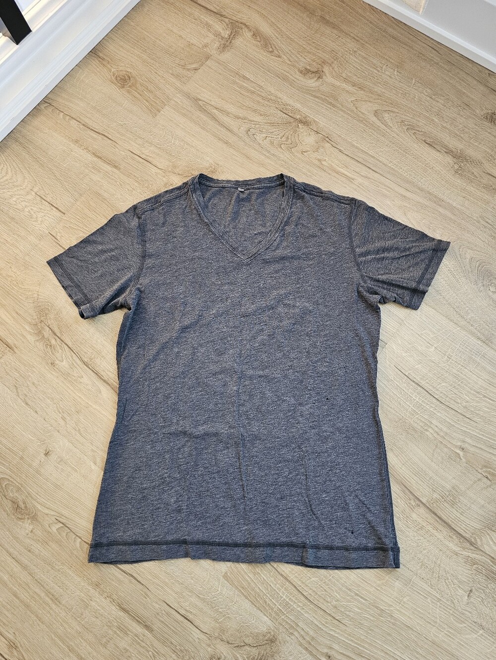 Lululemon Men's V-Neck Short Sleeve Tee in Heather Blue-Gray Size M